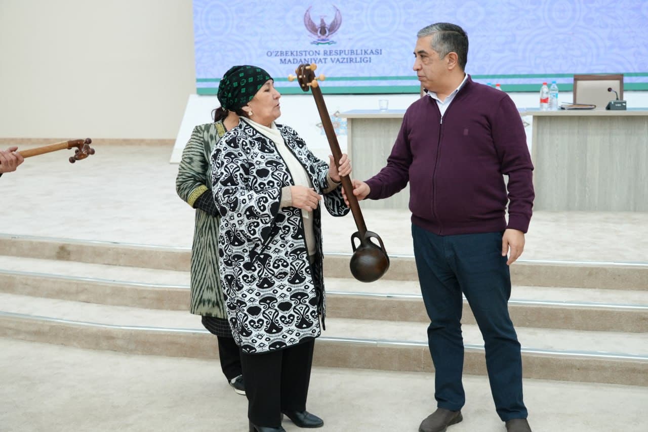 Группе творческих коллективов Навоийской области подарили сценические костюмы и музыкальные инструменты