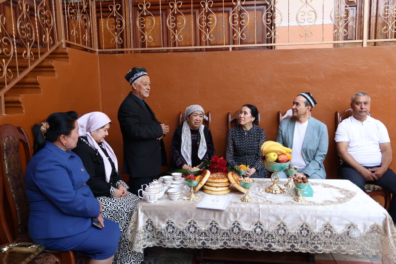 Vazir Ozodbek Nazarbekov tashabbusi bilan ilk marotaba soha xodimlarining xonadonlariga tashrif buyurilib, vazirning maxsus tabrigi hamda tashakkurnomasi taqdim etilmoqda