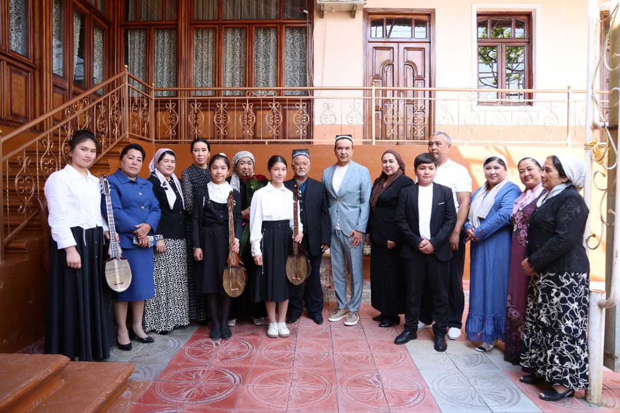Vazir Ozodbek Nazarbekov tashabbusi bilan ilk marotaba soha xodimlarining xonadonlariga tashrif buyurilib, vazirning maxsus tabrigi hamda tashakkurnomasi taqdim etilmoqda