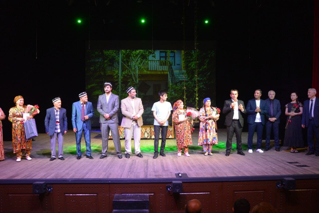 Dog‘istondagi teatr sahnasida “Uydagi gap ko‘chada” asari asosida spektakl sahnalashtirildi