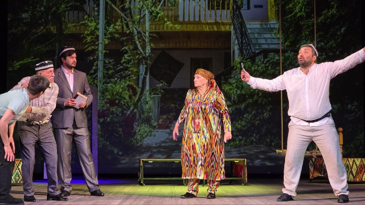 Dog‘istondagi teatr sahnasida “Uydagi gap ko‘chada” asari asosida spektakl sahnalashtirildi