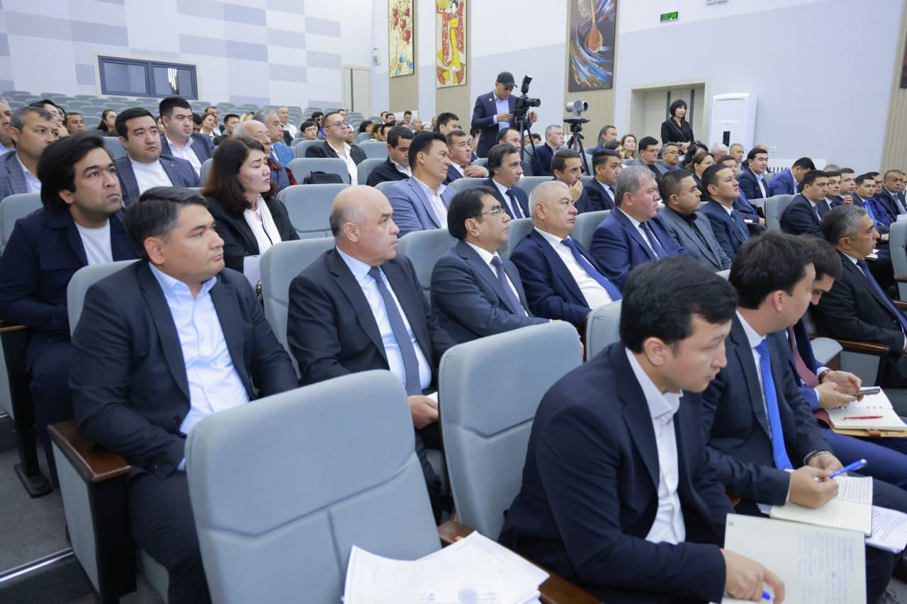 Анализируется театральное направление.