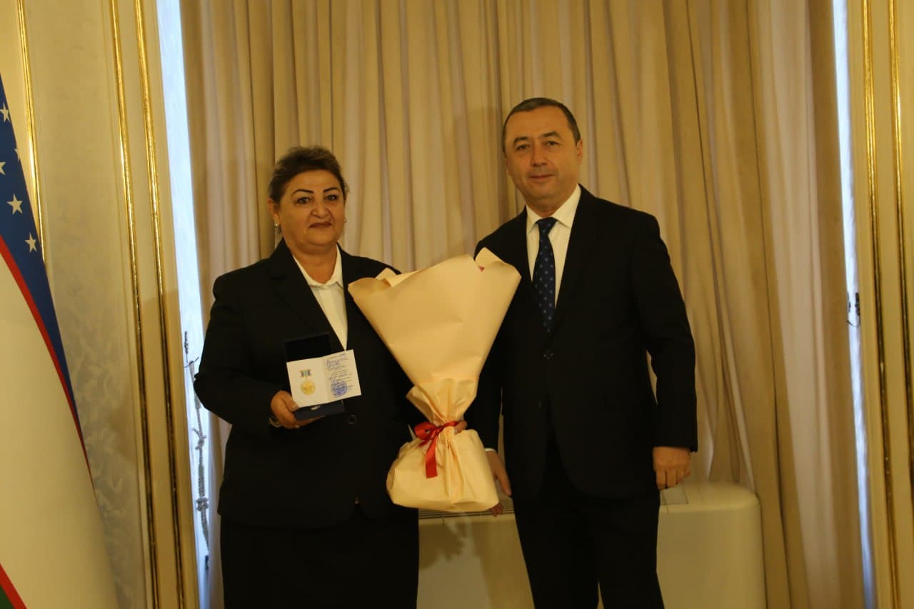 Самаркандские деятели искусств награждены нагрудным знаком и званием