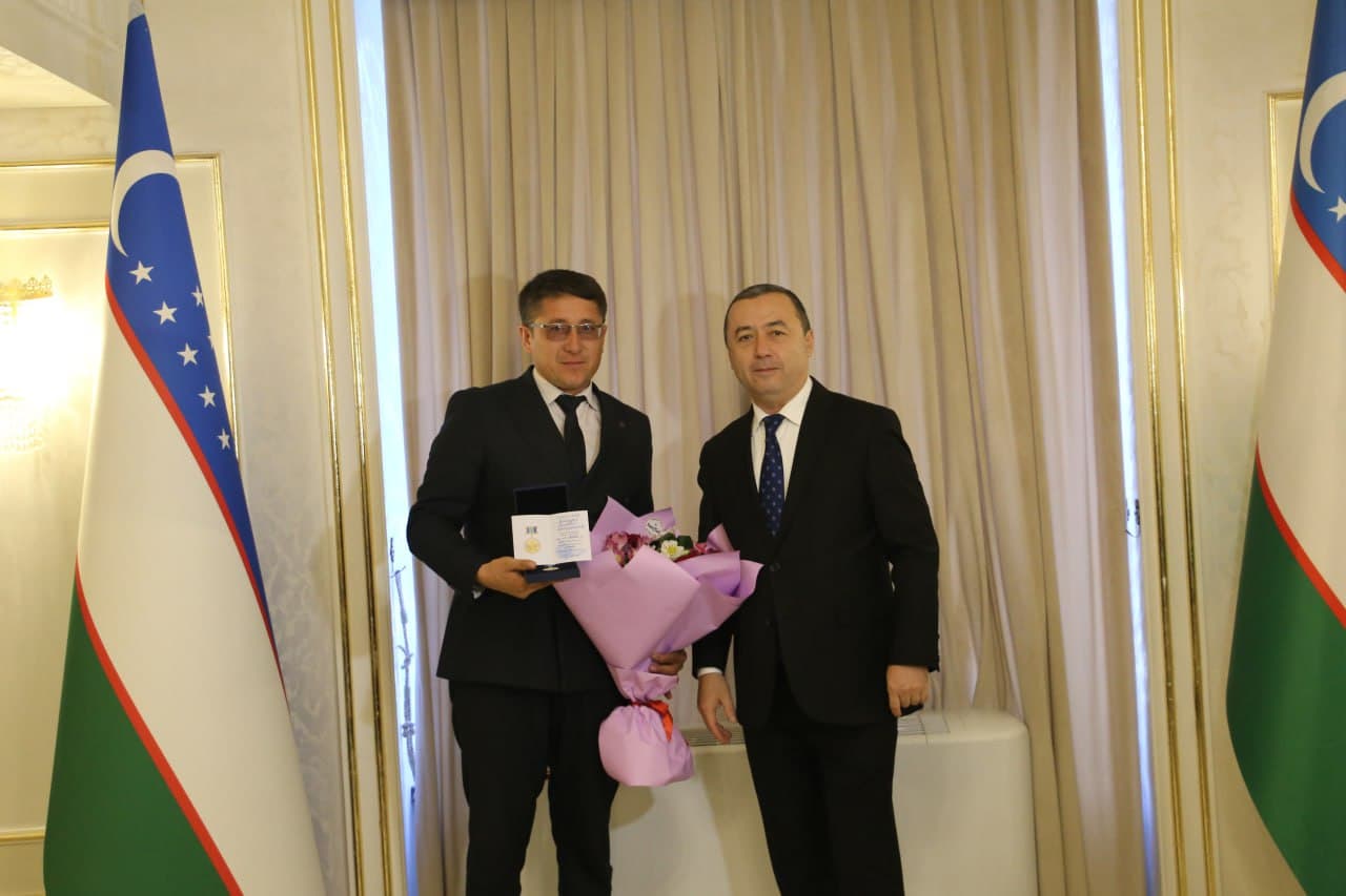 Самаркандские деятели искусств награждены нагрудным знаком и званием