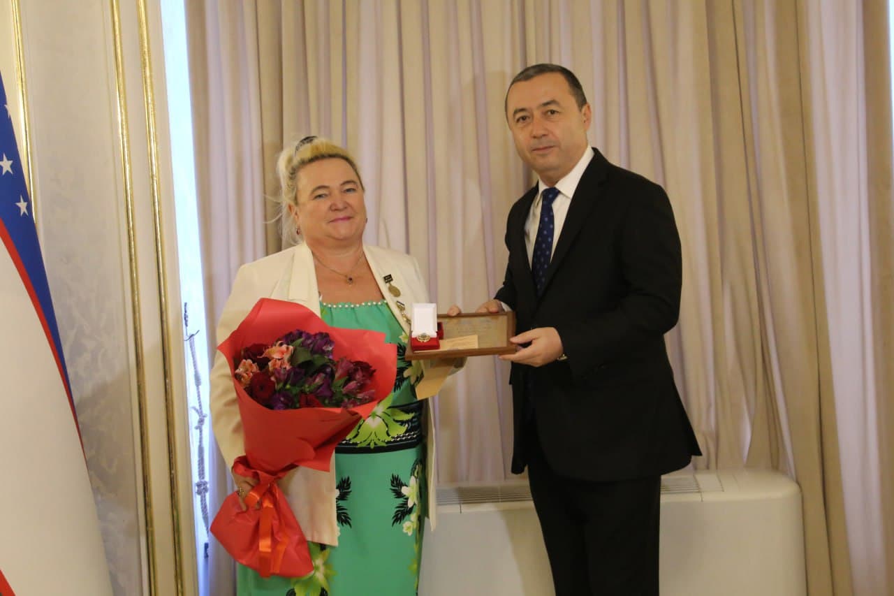 Самаркандские деятели искусств награждены нагрудным знаком и званием