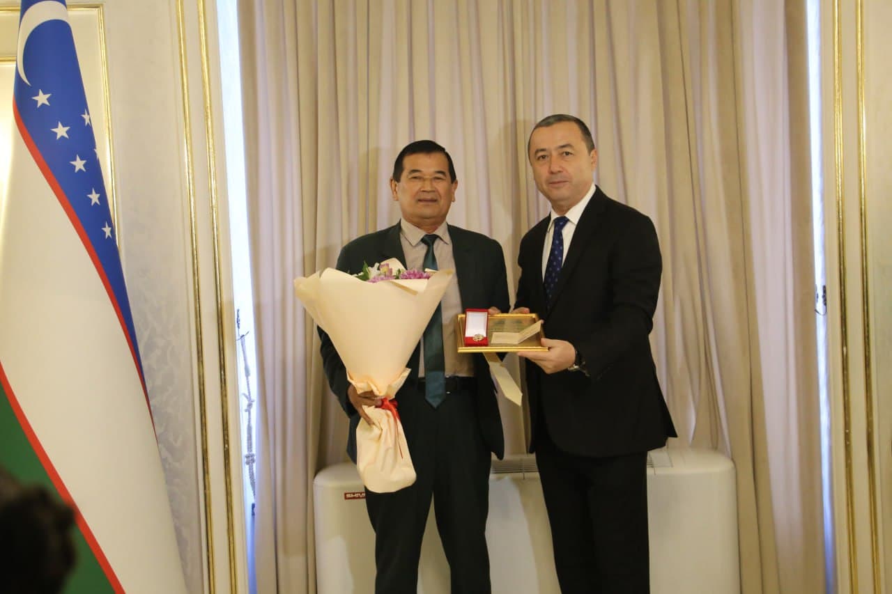 Самаркандские деятели искусств награждены нагрудным знаком и званием