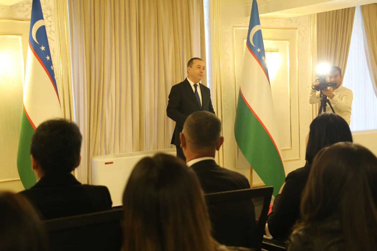 Самаркандские деятели искусств награждены нагрудным знаком и званием