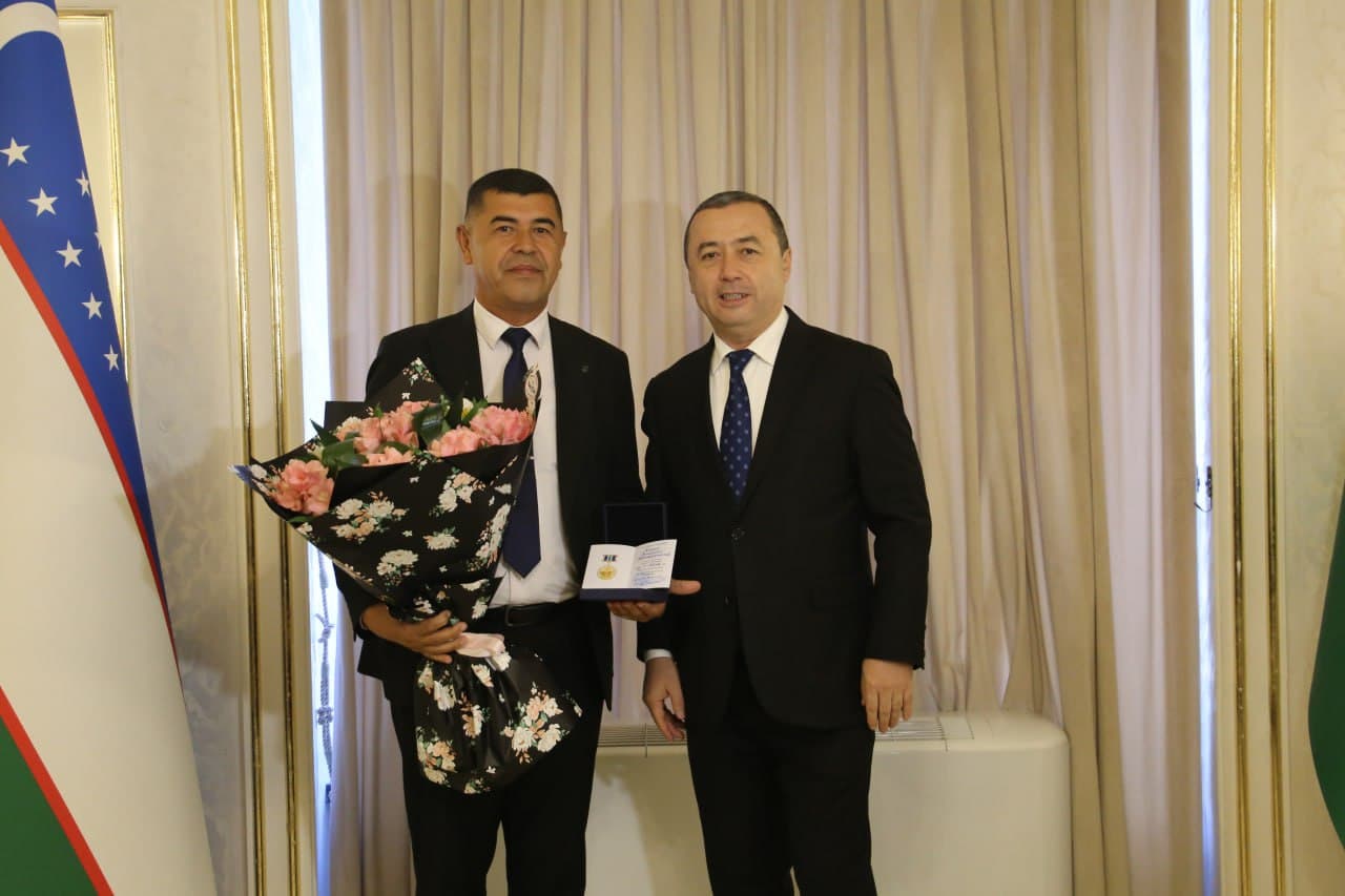 Самаркандские деятели искусств награждены нагрудным знаком и званием