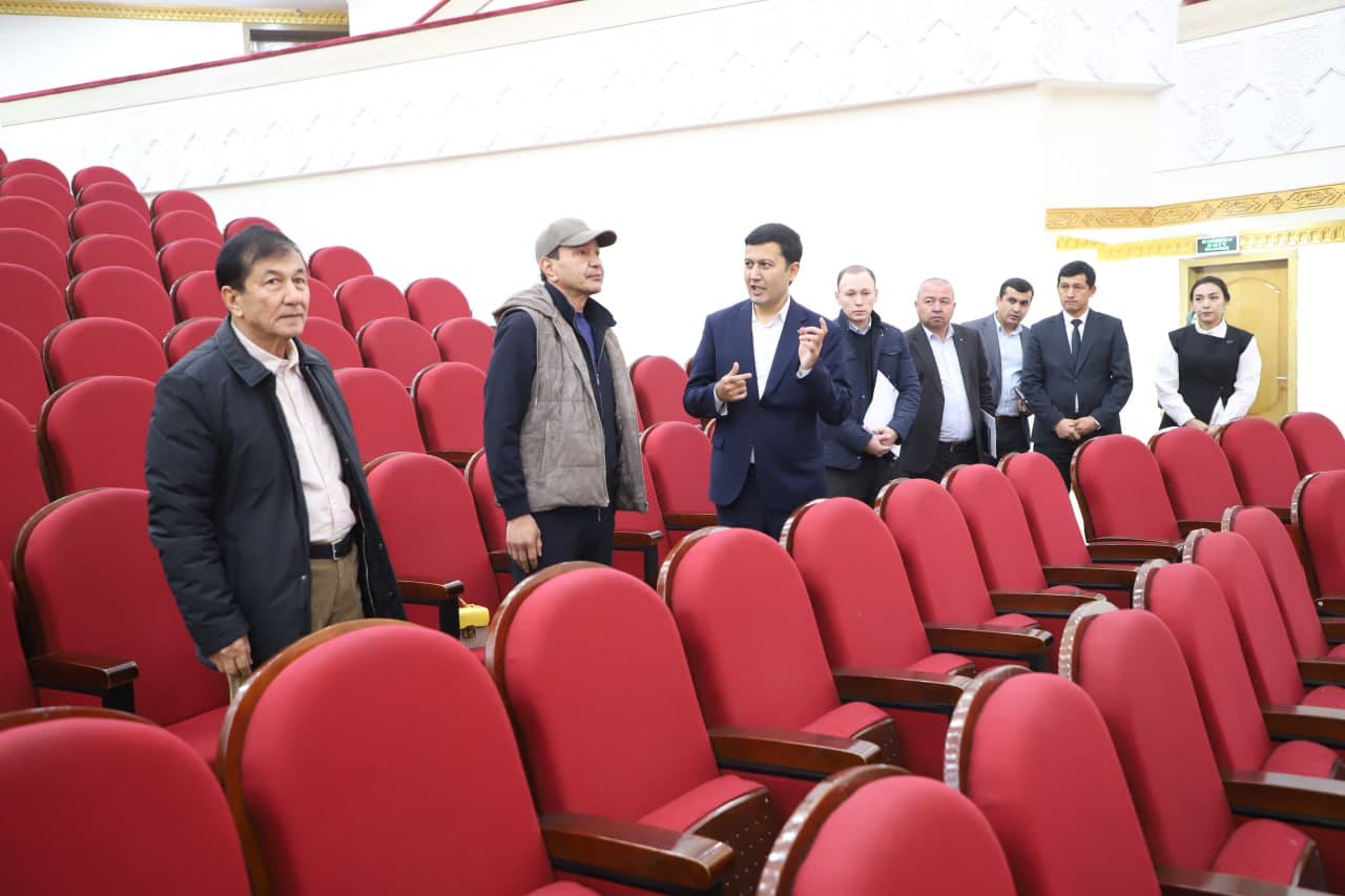 Vazir Ozodbek Nazarbekov Sirdaryo viloyat musiqali drama teatrida bo'ldi