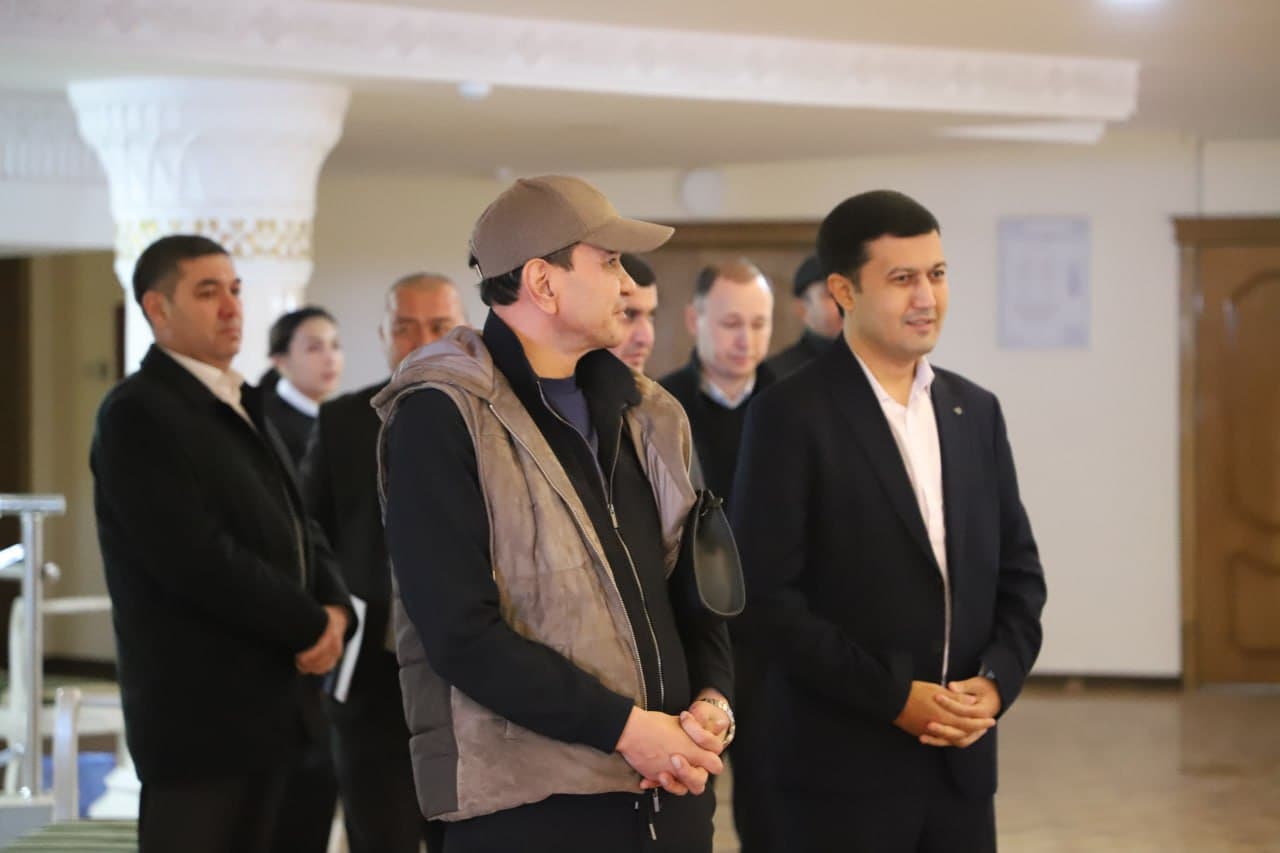 Vazir Ozodbek Nazarbekov Sirdaryo viloyat musiqali drama teatrida bo'ldi