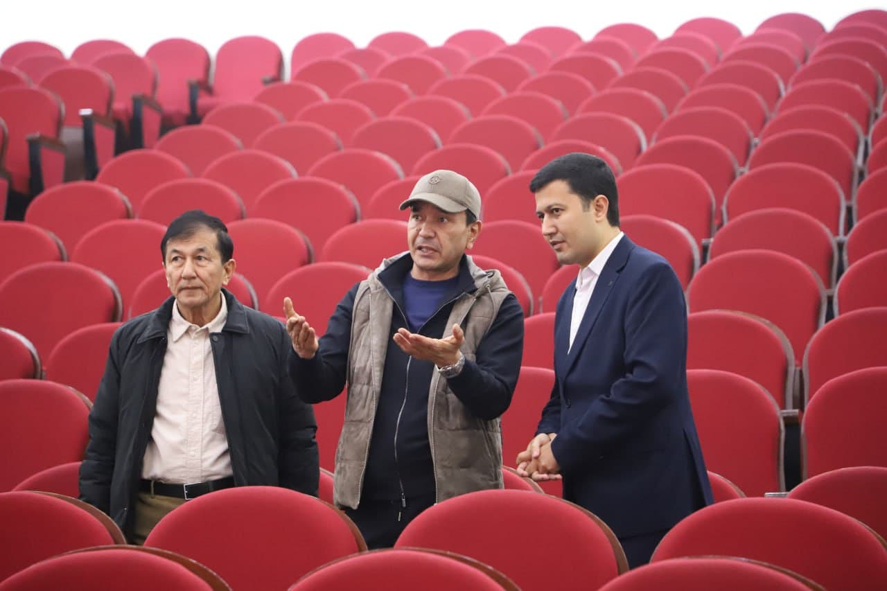 Vazir Ozodbek Nazarbekov Sirdaryo viloyat musiqali drama teatrida bo'ldi