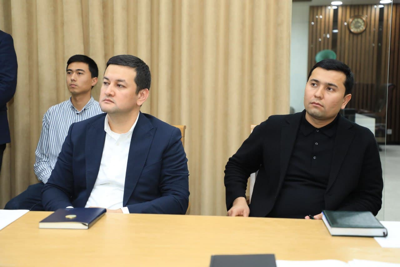 Vazir Ozodbek Nazarbekov sohada raqamlashtirish hamda AIni rivojlantirishga doir taqdimot bilan tanishdi