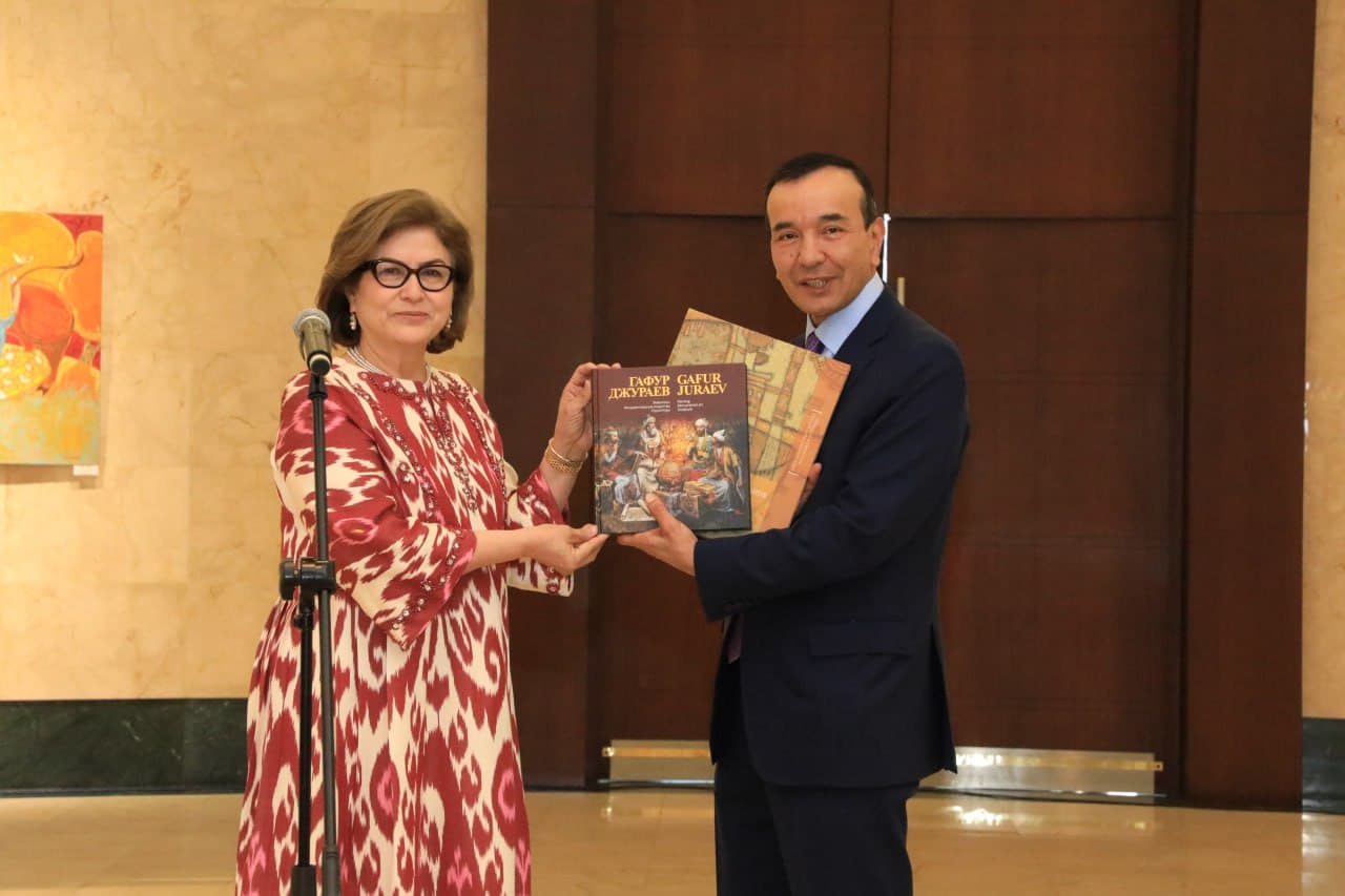 В столице открылась выставка художников Таджикистана