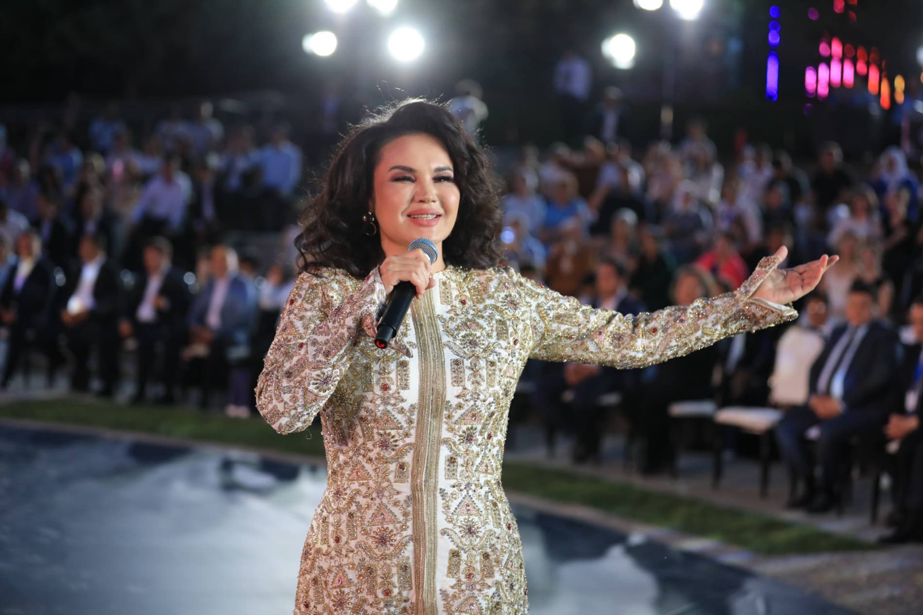 Poytaxtdagi “Tashkent city” bog‘ining amfiteatr majmuasida forum ishtirokchilari uchun “OPEN AIR” gala-konserti bo‘lib o‘tmoqda.