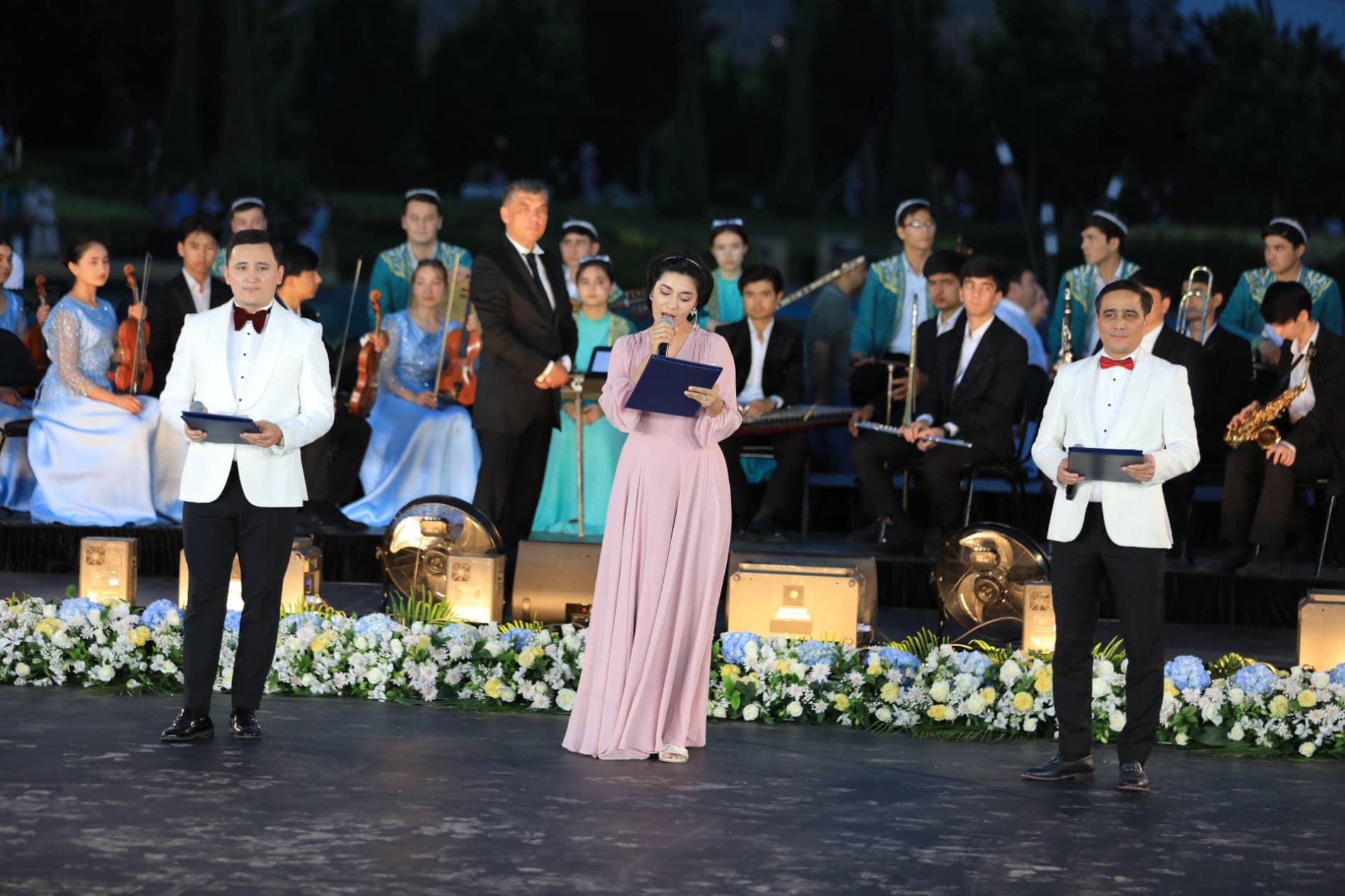 Poytaxtdagi “Tashkent city” bog‘ining amfiteatr majmuasida forum ishtirokchilari uchun “OPEN AIR” gala-konserti bo‘lib o‘tmoqda.