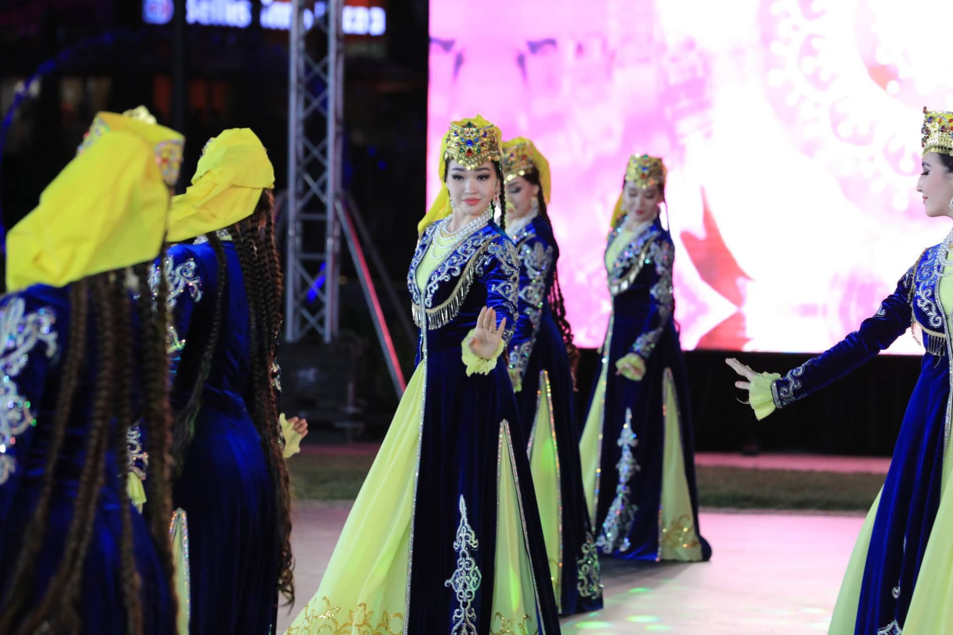 Poytaxtdagi “Tashkent city” bog‘ining amfiteatr majmuasida forum ishtirokchilari uchun “OPEN AIR” gala-konserti bo‘lib o‘tmoqda.