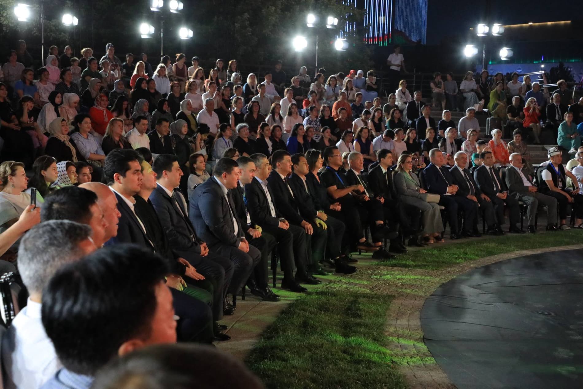 Poytaxtdagi “Tashkent city” bog‘ining amfiteatr majmuasida forum ishtirokchilari uchun “OPEN AIR” gala-konserti bo‘lib o‘tmoqda.