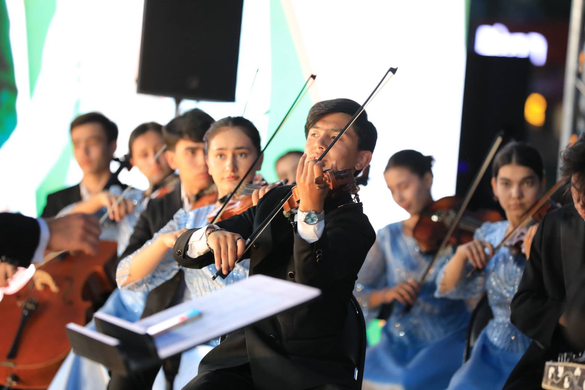 Poytaxtdagi “Tashkent city” bog‘ining amfiteatr majmuasida forum ishtirokchilari uchun “OPEN AIR” gala-konserti bo‘lib o‘tmoqda.