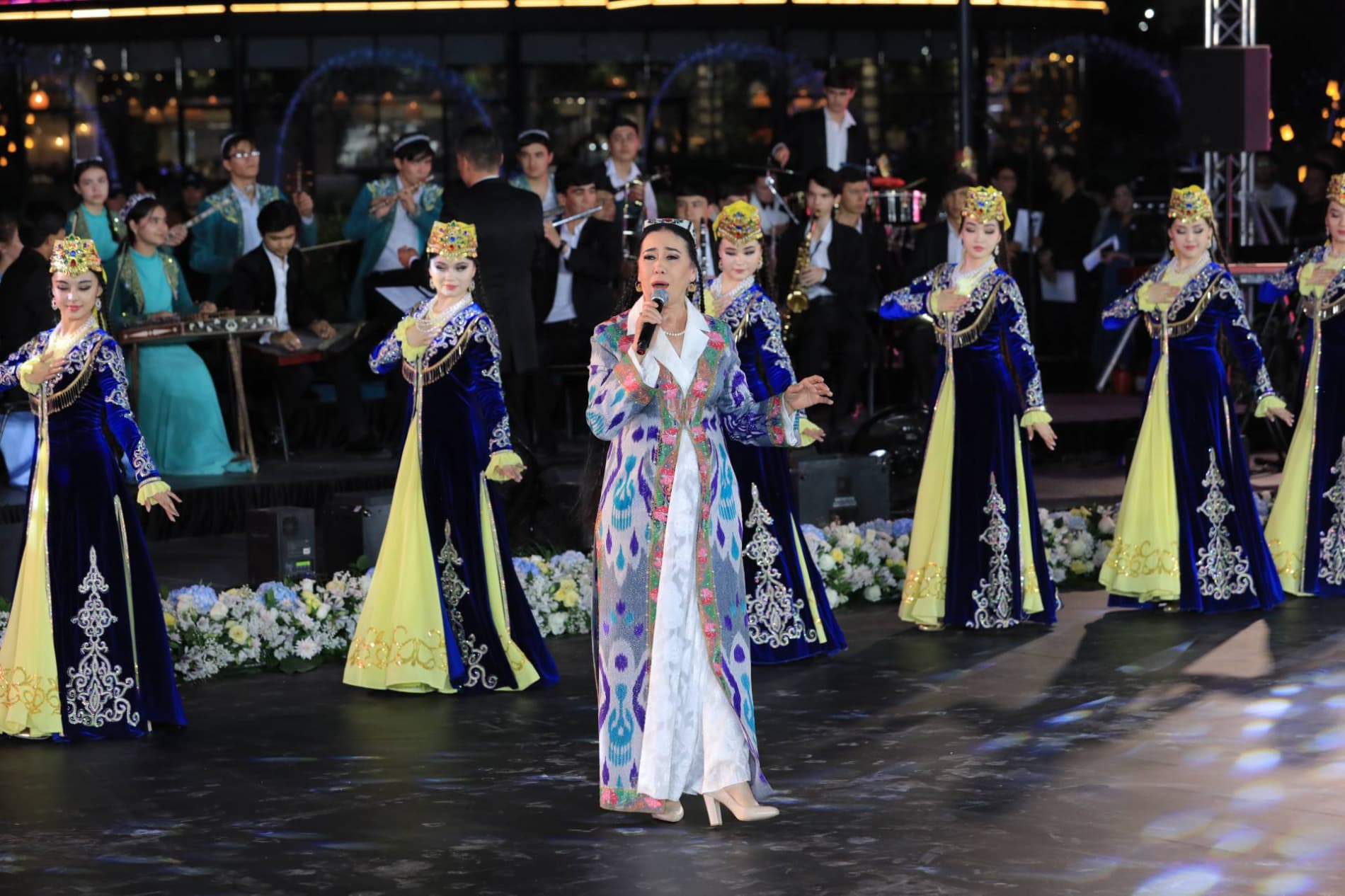 Poytaxtdagi “Tashkent city” bog‘ining amfiteatr majmuasida forum ishtirokchilari uchun “OPEN AIR” gala-konserti bo‘lib o‘tmoqda.