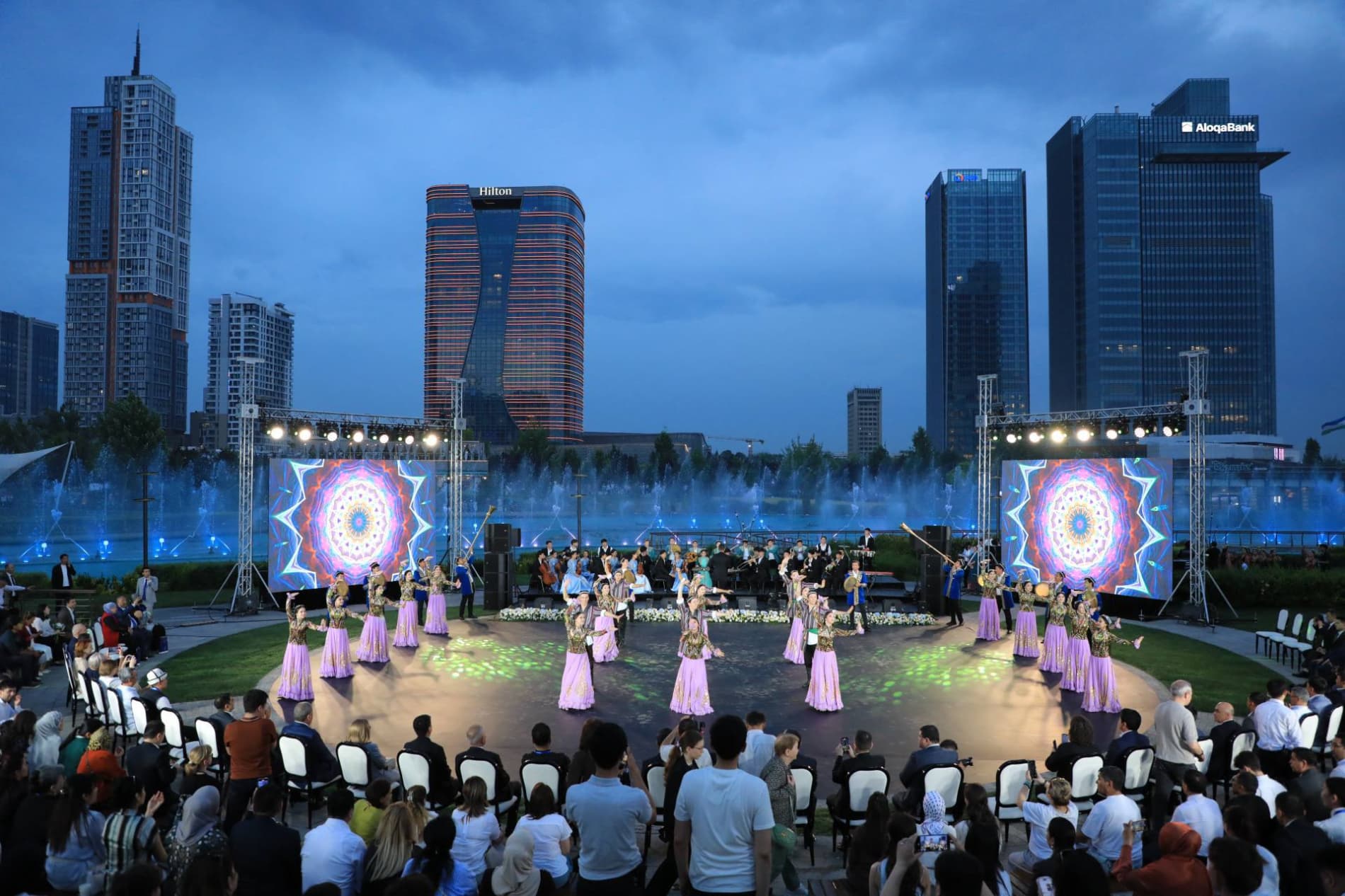 Poytaxtdagi “Tashkent city” bog‘ining amfiteatr majmuasida forum ishtirokchilari uchun “OPEN AIR” gala-konserti bo‘lib o‘tmoqda.