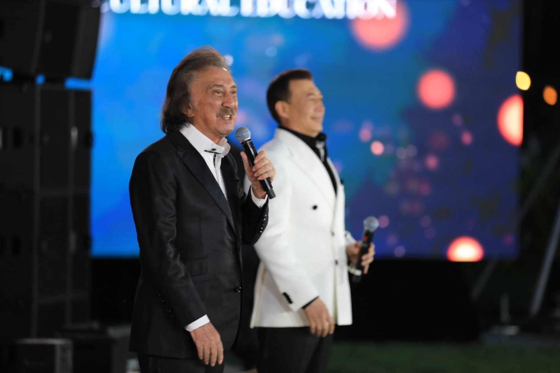 Poytaxtdagi “Tashkent city” bog‘ining amfiteatr majmuasida forum ishtirokchilari uchun “OPEN AIR” gala-konserti bo‘lib o‘tmoqda.