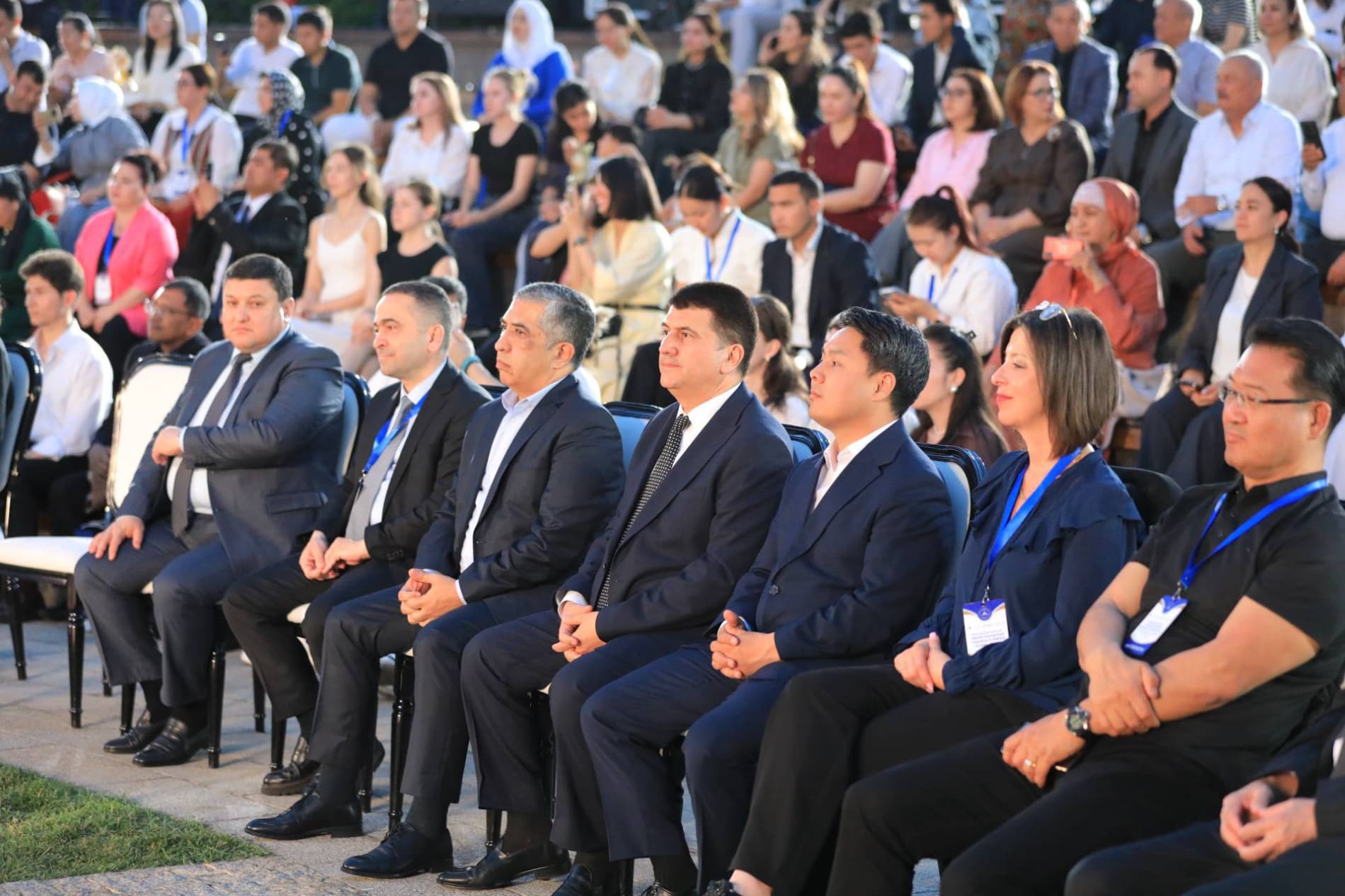 Poytaxtdagi “Tashkent city” bog‘ining amfiteatr majmuasida forum ishtirokchilari uchun “OPEN AIR” gala-konserti bo‘lib o‘tmoqda.