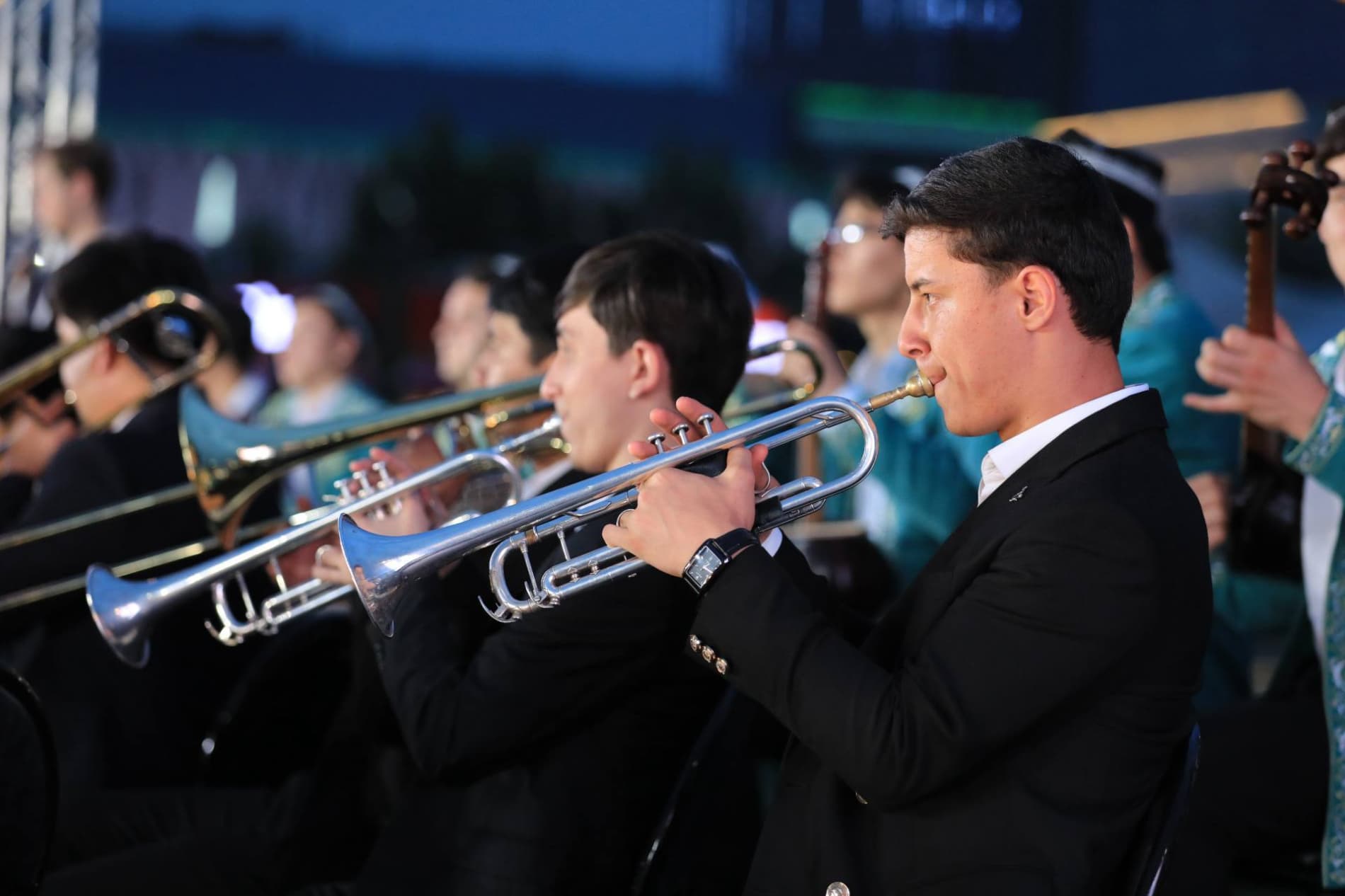 Poytaxtdagi “Tashkent city” bog‘ining amfiteatr majmuasida forum ishtirokchilari uchun “OPEN AIR” gala-konserti bo‘lib o‘tmoqda.
