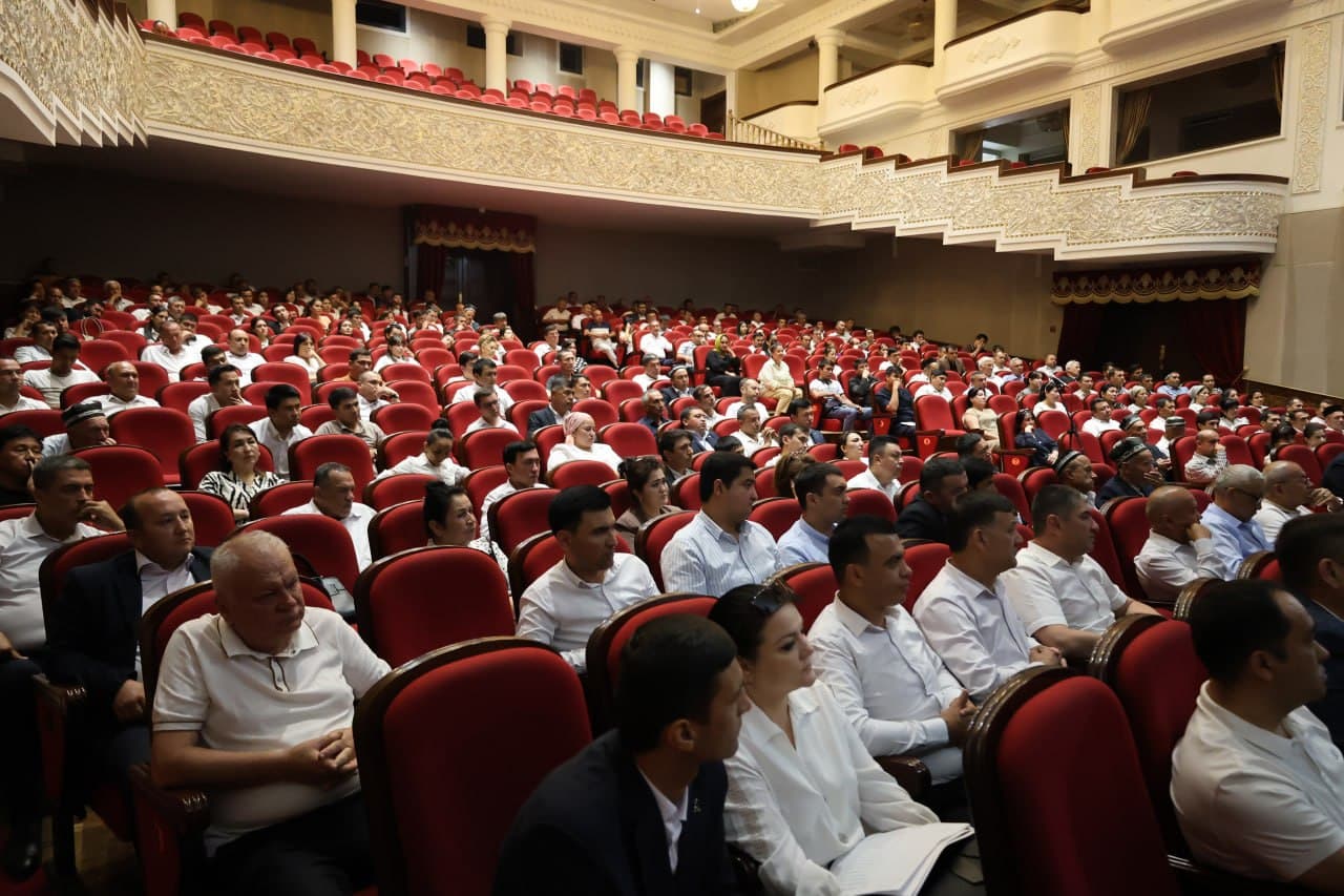 Vazir Ozodbek Nazarbekov Samarqandning madaniyat tizimi xodimlari bilan ochiq muloqot o‘tkazdi