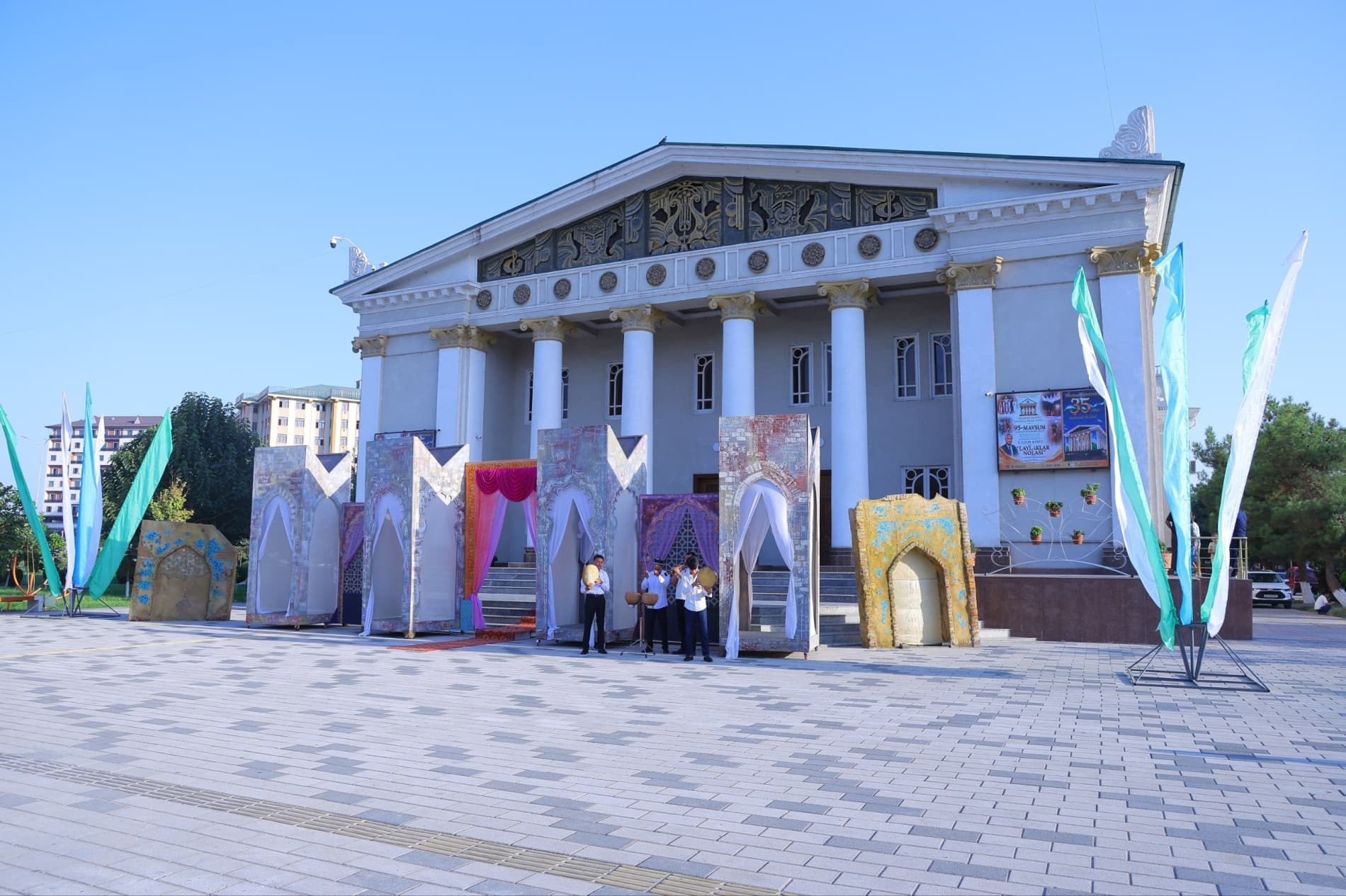 Namangan teatrining 95-mavsumi “Laylaklar nolasi” spektakli bilan boshlandi