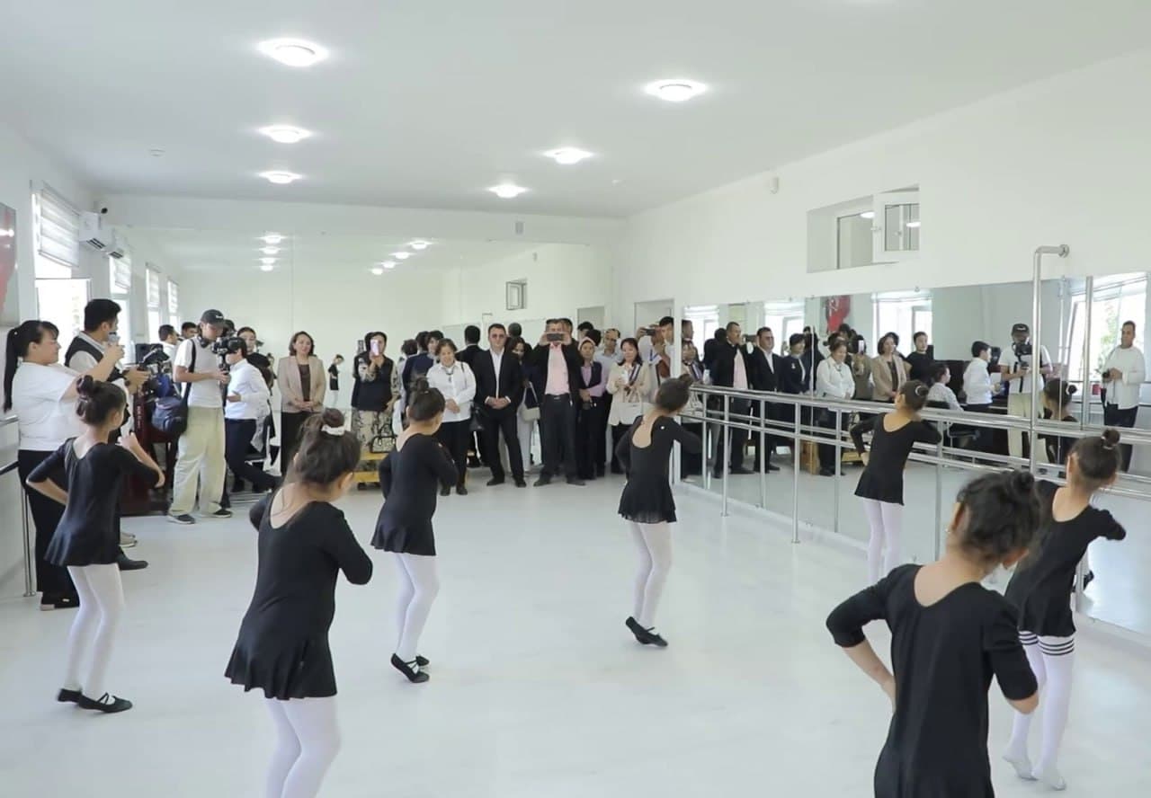 Press-tur ishtirokchilari Urganchdagi raqs san’ati maktab-internatida bo‘ldilar