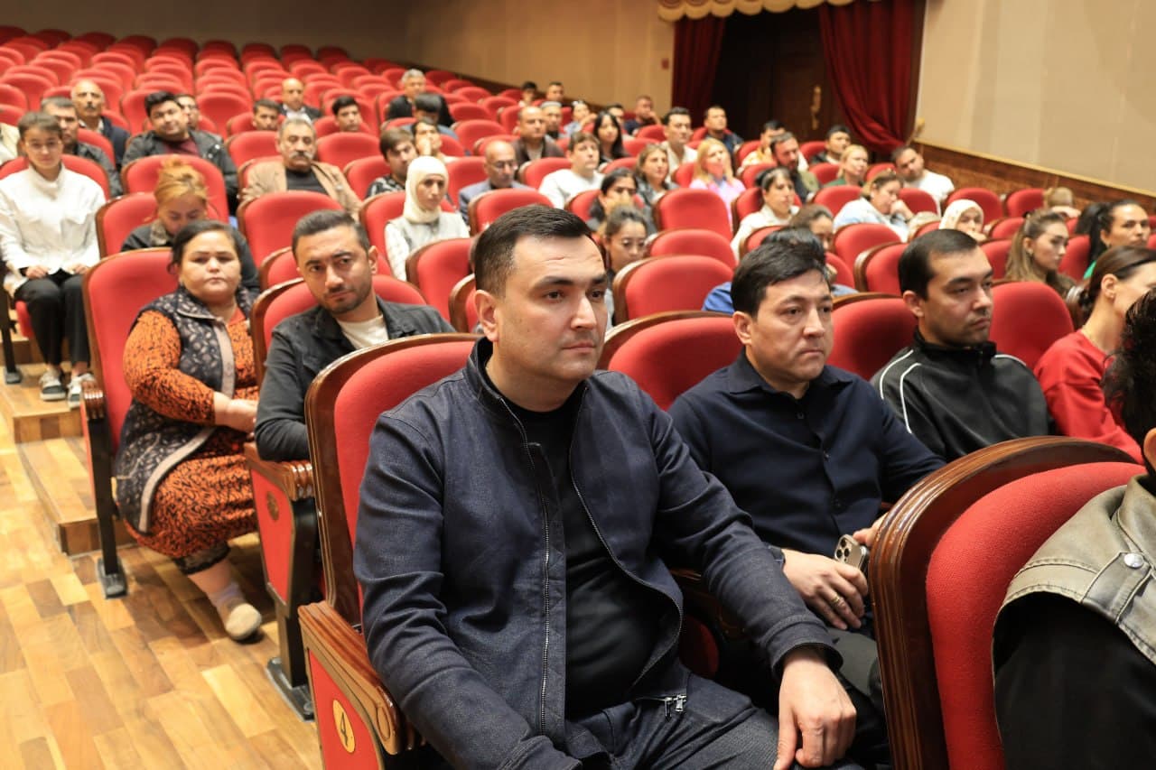 Vazir Ozodbek Nazarbekov Samarqanddagi teatr ijodkorlari bilan uchrashdi