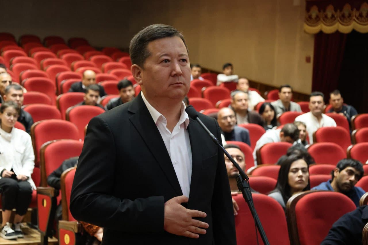 Vazir Ozodbek Nazarbekov Samarqanddagi teatr ijodkorlari bilan uchrashdi