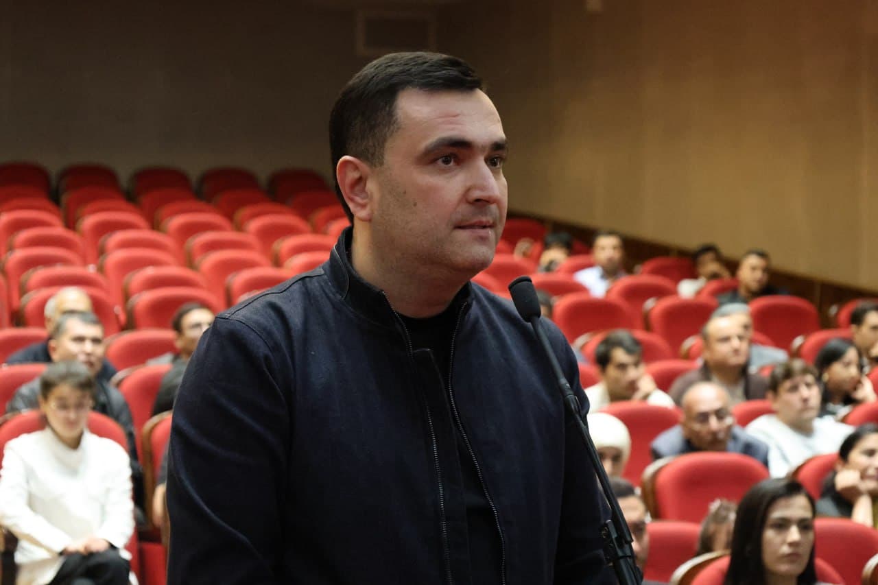 Vazir Ozodbek Nazarbekov Samarqanddagi teatr ijodkorlari bilan uchrashdi