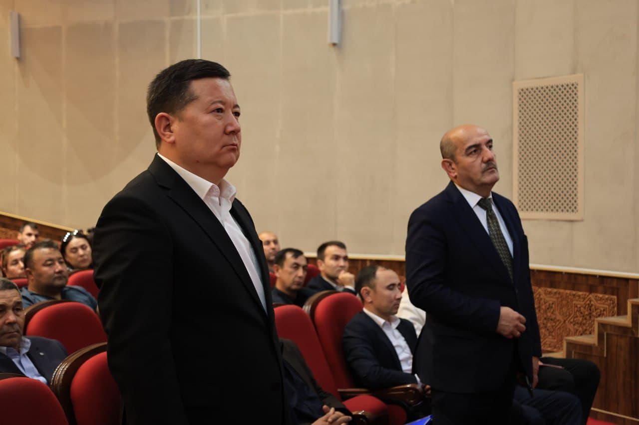 Vazir Ozodbek Nazarbekov Samarqanddagi teatr ijodkorlari bilan uchrashdi