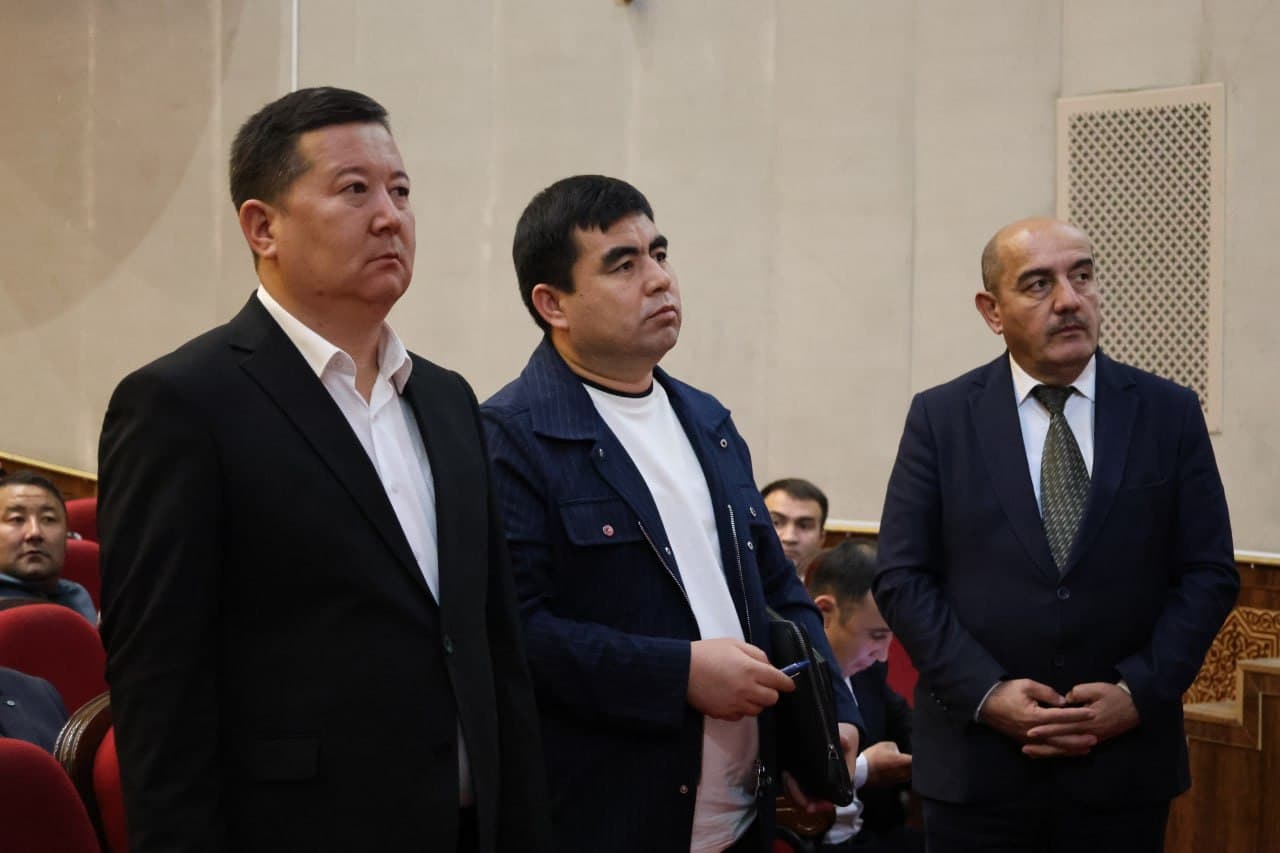 Vazir Ozodbek Nazarbekov Samarqanddagi teatr ijodkorlari bilan uchrashdi