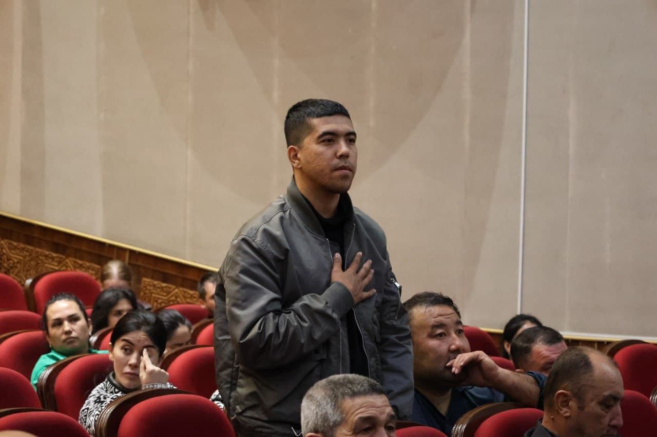 Vazir Ozodbek Nazarbekov Samarqanddagi teatr ijodkorlari bilan uchrashdi