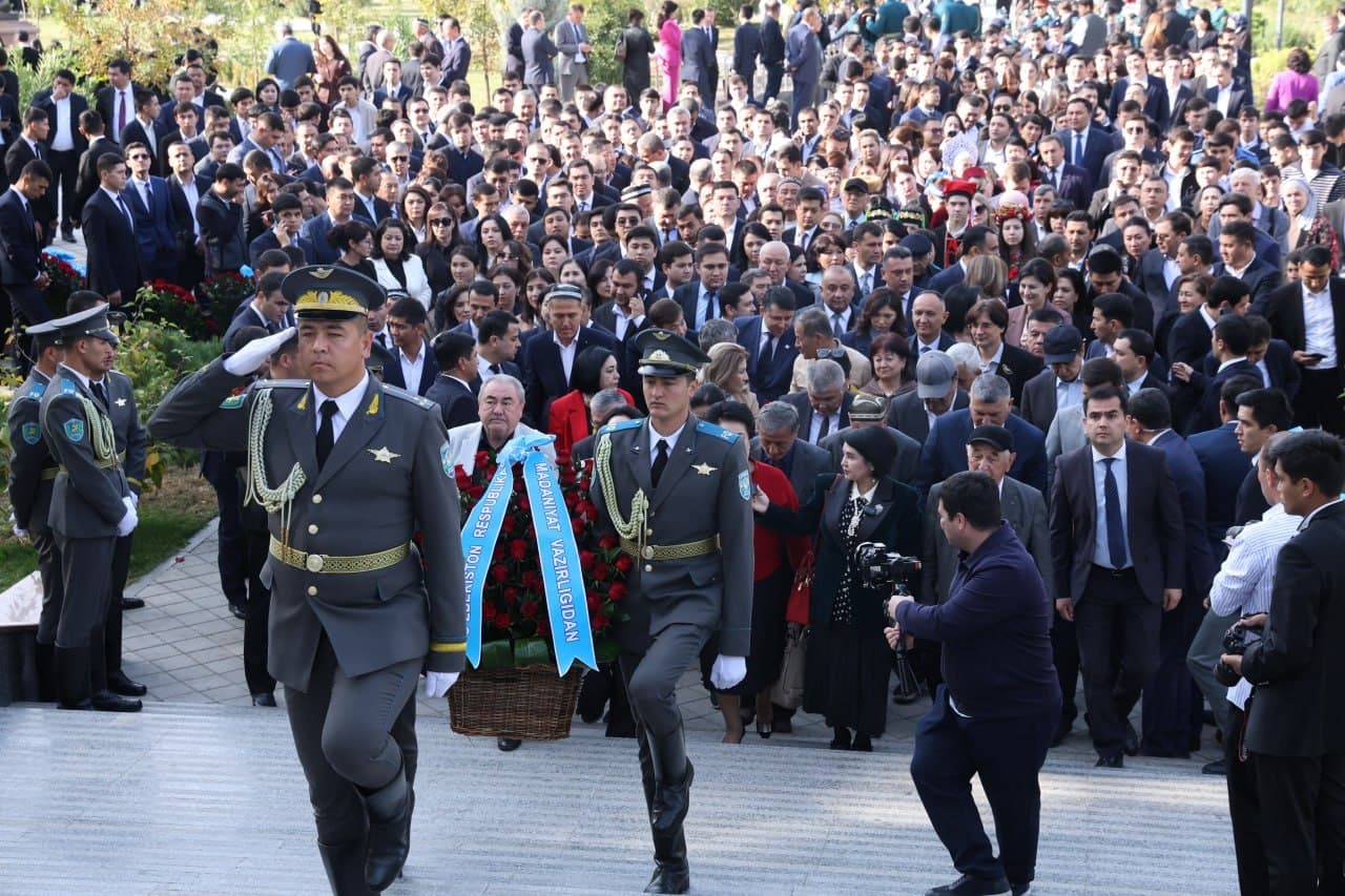 Özbek tili bayrami kuni munosabati bilan Alişer Navoiy haykali poyiga gullar qöyildi