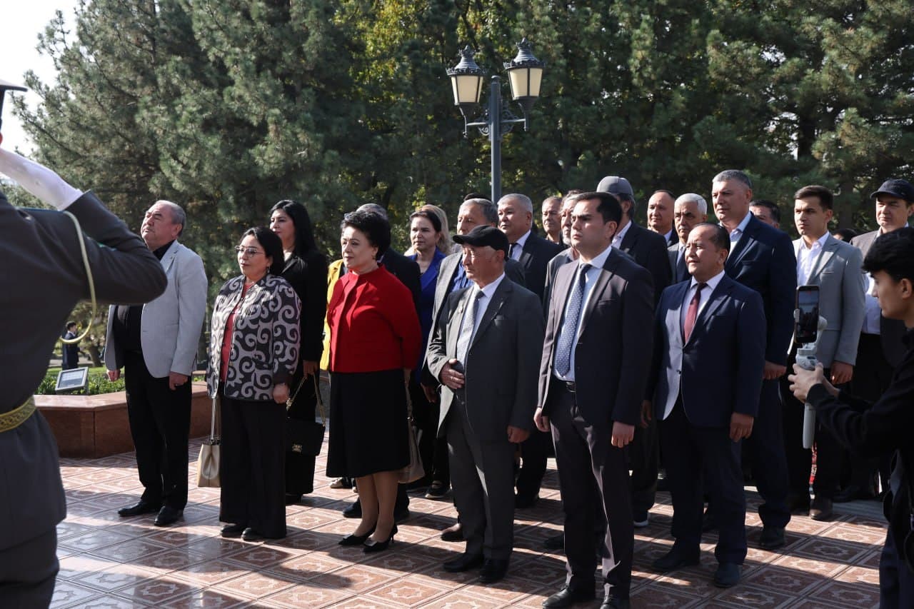 Özbek tili bayrami kuni munosabati bilan Alişer Navoiy haykali poyiga gullar qöyildi