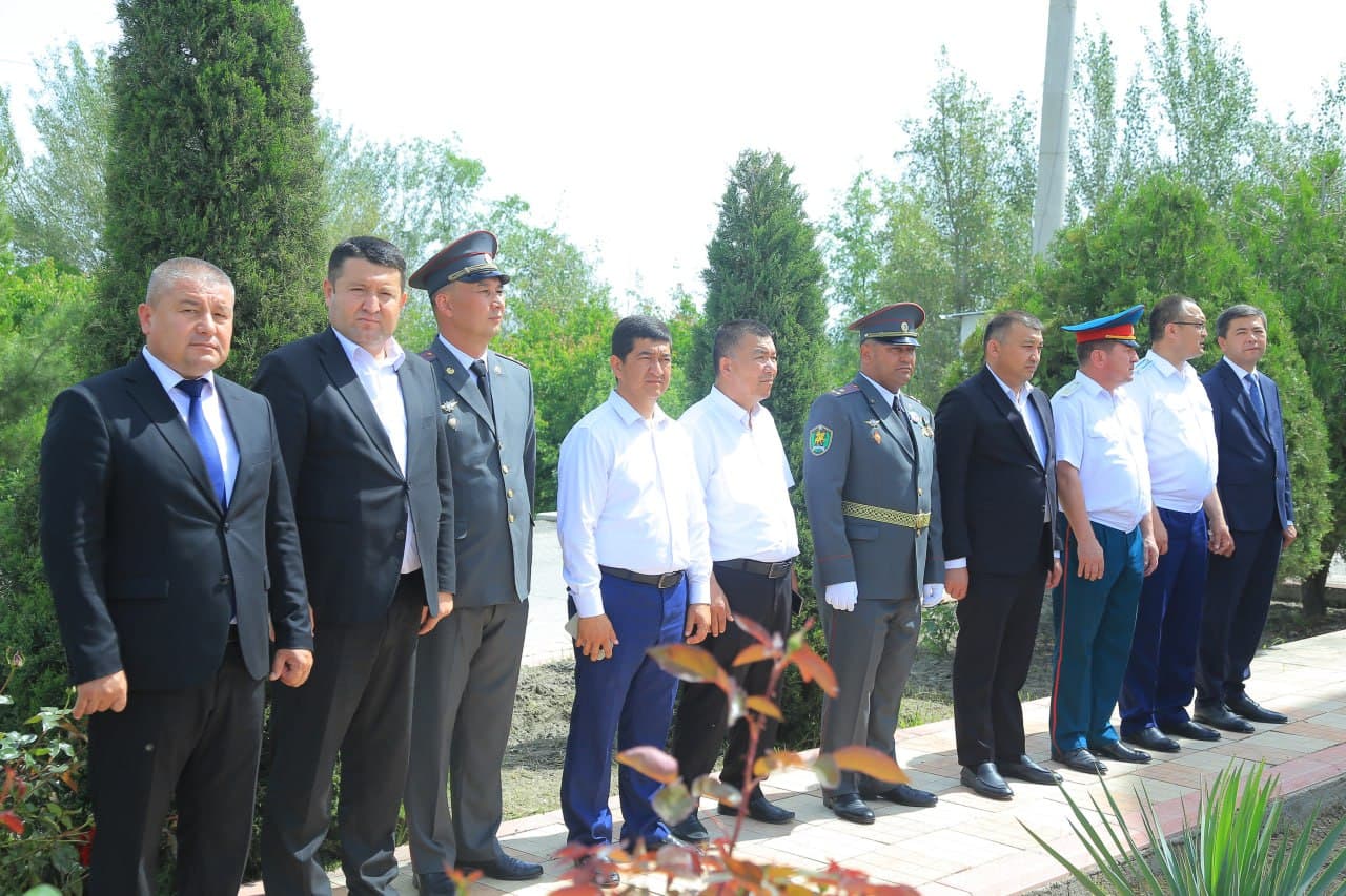 Kattaqo'rg'on tumanda "Motamsaro ona" haykali poyiga gulchambar qoyildi!