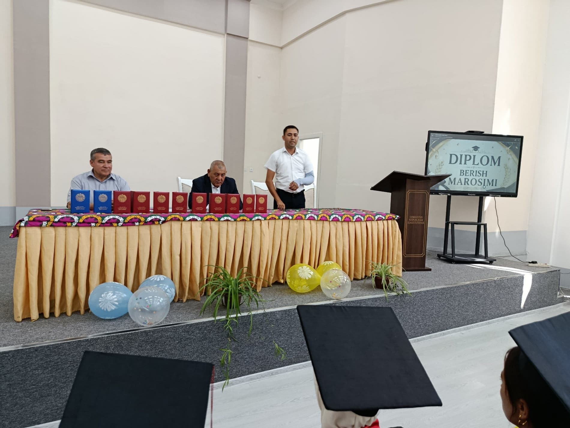 🎓 Paxtachi Abu Ali ibn Sino nomidagi jamoat salomatligi texnikumida bitiruvchilarga diplomlar topshirildi