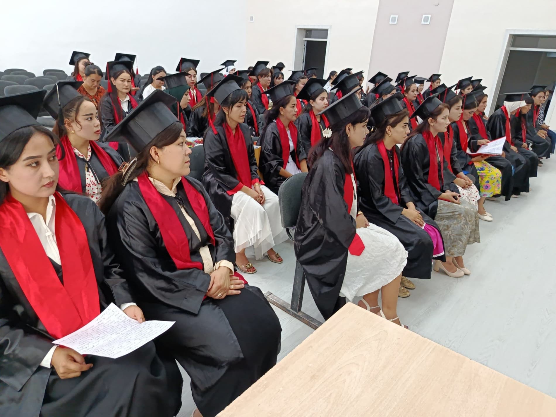 🎓 Paxtachi Abu Ali ibn Sino nomidagi jamoat salomatligi texnikumida bitiruvchilarga diplomlar topshirildi