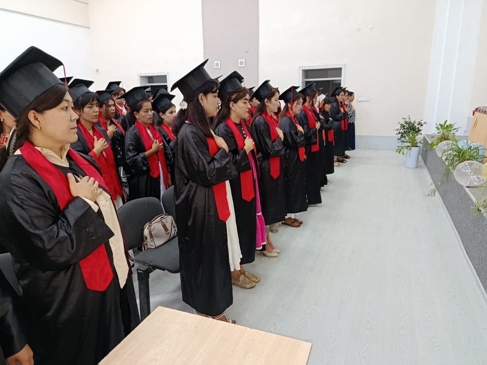 🎓 Paxtachi Abu Ali ibn Sino nomidagi jamoat salomatligi texnikumida bitiruvchilarga diplomlar topshirildi