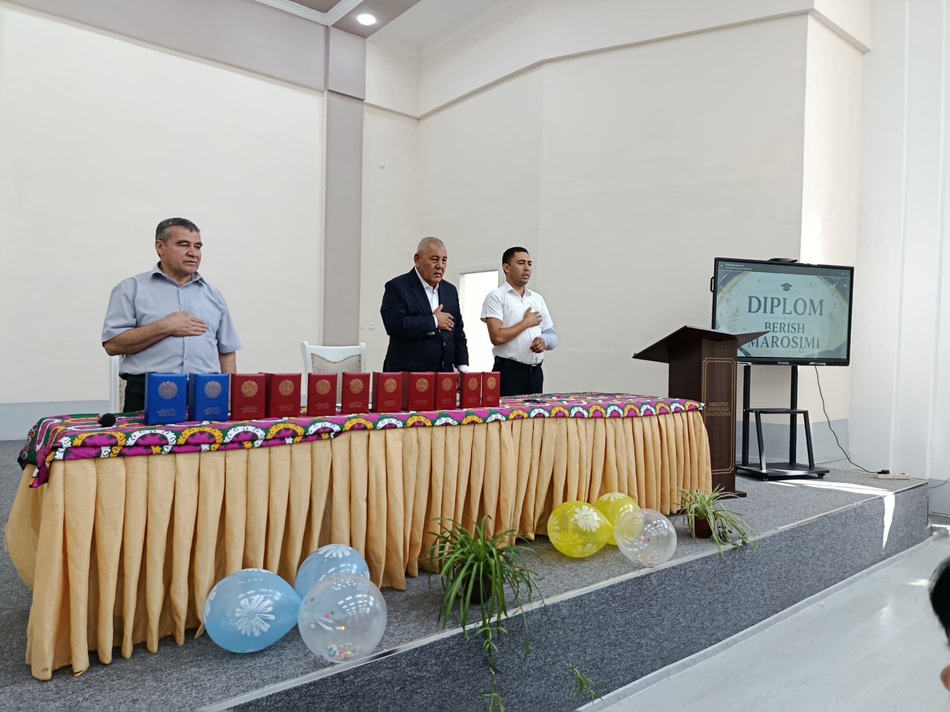 🎓 Paxtachi Abu Ali ibn Sino nomidagi jamoat salomatligi texnikumida bitiruvchilarga diplomlar topshirildi