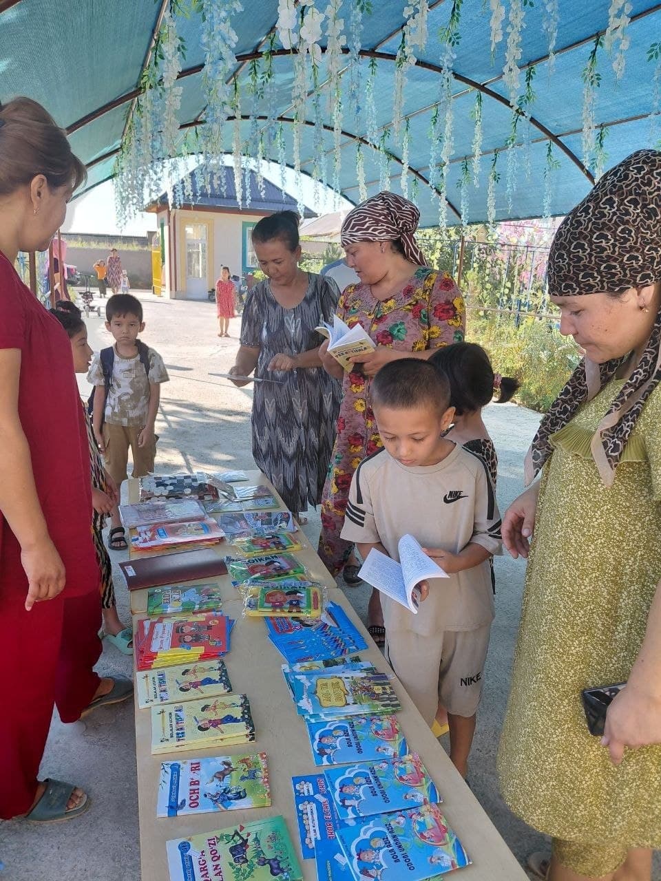 📚 “Bolalikdan kitobga mehr uyg‘otish” shiori ostida kitob yarmarkasi tashkil etildi