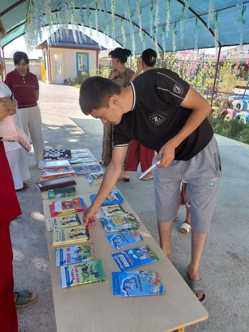 📚 “Bolalikdan kitobga mehr uyg‘otish” shiori ostida kitob yarmarkasi tashkil etildi