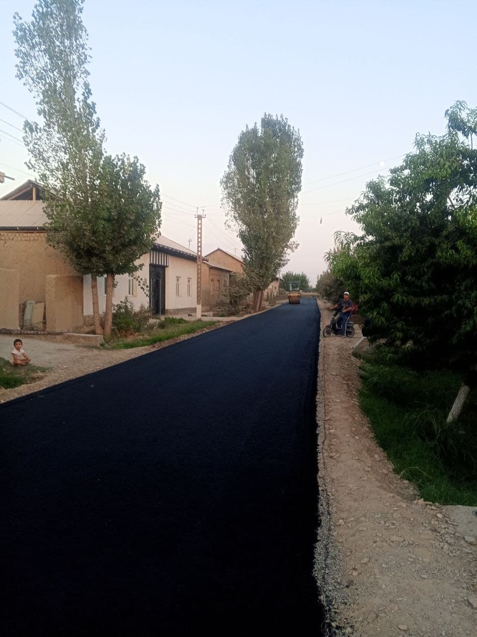 🛣 ZARAFSHON MAHALLASIDA 3,2 KILOMETR YO‘L ASFALTLANDI!