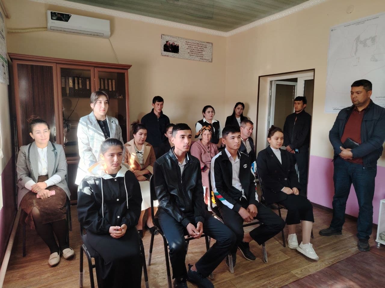 Burqut mahallasida hokim yoshlar bilan uchrashdi