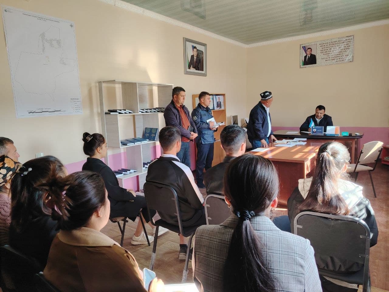 Burqut mahallasida hokim yoshlar bilan uchrashdi
