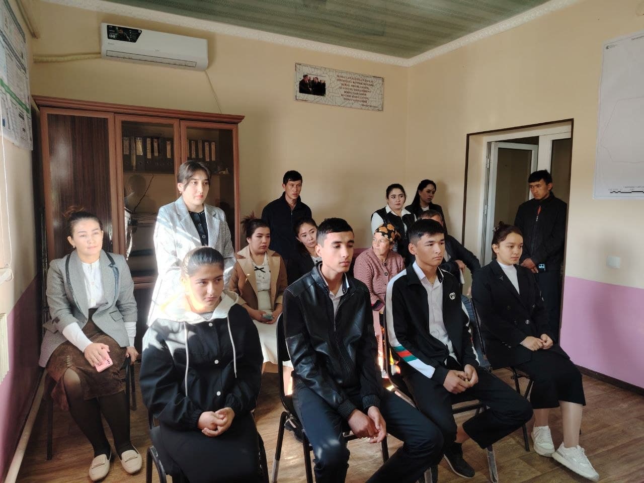 Burqut mahallasida hokim yoshlar bilan uchrashdi