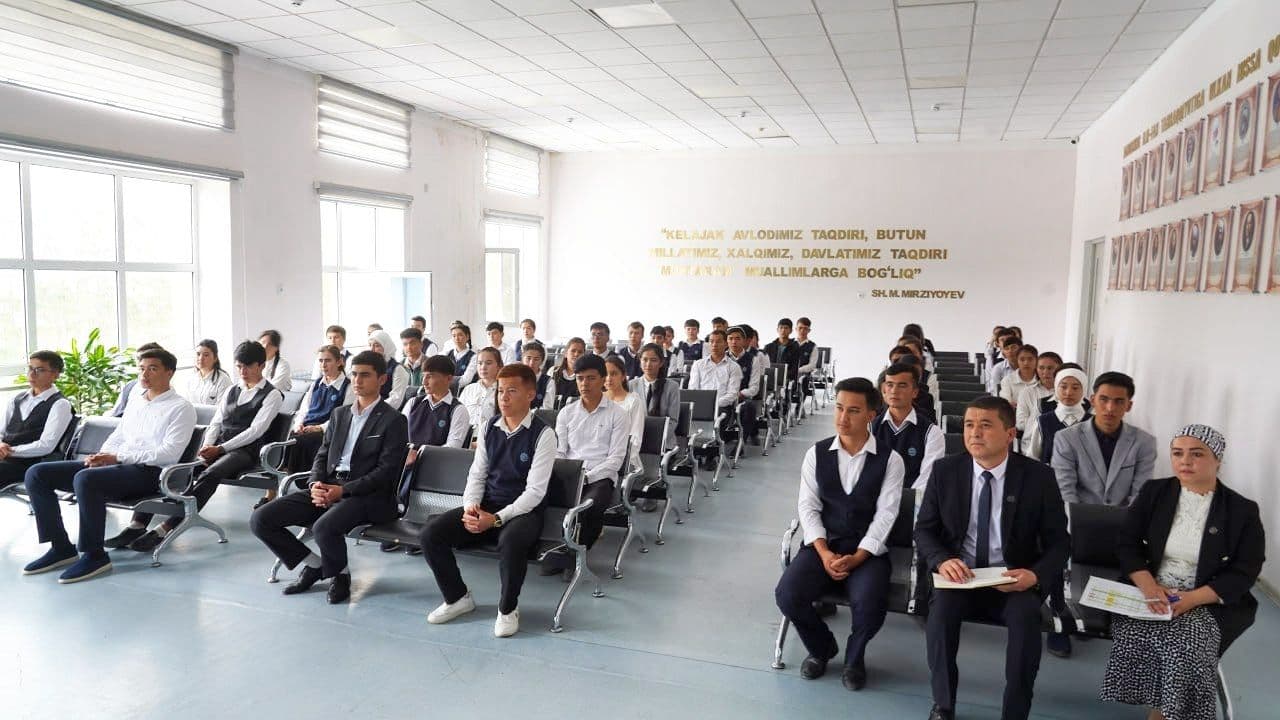 Tuman hokimi Behzod Raxmatullayev tomonidan “Mening portfoliom” mavzusida “Kelajak soati” dars mashg‘uloti tashkil etildi.